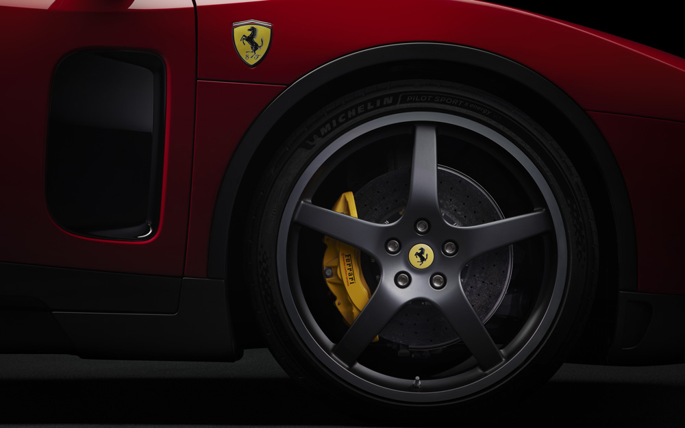 Cerchio in Lega della Ferrari Luce Rossa Cerchio in Lega della Ferrari Luce Rossa